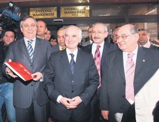 Geçmişte başörtüsü serbestisine karşı çıkıp AYM'ye başvuran Kılıçdaroğlu'nun, ikiyüzlü siyaseti! İşte 2008 yılı manşetleri